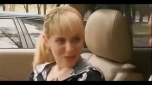 Девушка расплачивается за бесплатный проезд