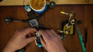 Сборка квадрокоптера FPV компоновка комплектующих Foxeer Aura7 Long range