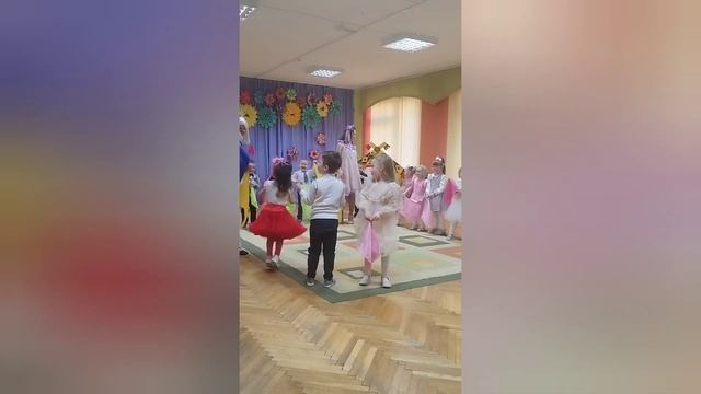 Воспитанники ГУО Детский сад 96 г.Витебска поздравляют своих мамочек! смотреть онлайн