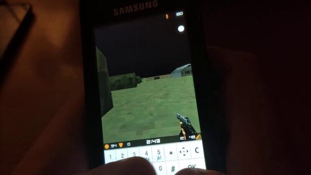 Zdzichu gra w "Micro Counter-Strike" na Samsung Avilla