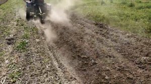 Самодельный трактор 4х4 классика.Учимся пахать..mp4