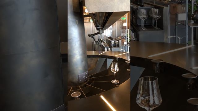 РОБОТ СОМЕЛЬЕ, Винный парк Mriya Resort & Spa, Крым️ #крым #мрия #винныйпарк #робот #сомелье