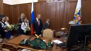 ПУТИН показал школьникам свой кабинет в Кремле, видео 12 06 2017