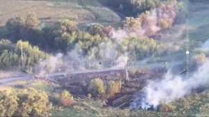 Прорыв на Курском фронте: БТР морпехов в ближнем бою расстреливает позиции врага