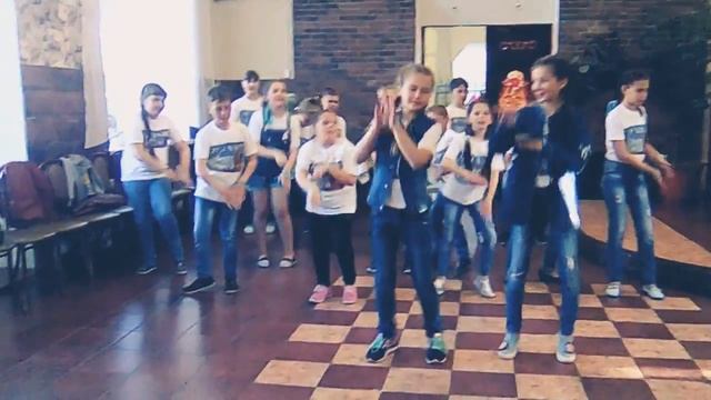 Этот Флешмоб танцевали 4 классики 1 июня 2018 года в кофе "Молодёжка" И да это я снимала. смотреть онлайн