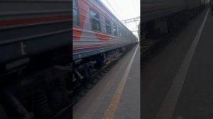 2ЭС4К-131 с пассажирским поездом N 562 Адлер-Москва прибывает на станцию "Лазаревская".