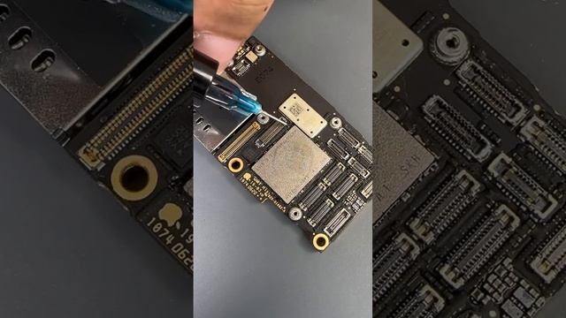 Replace NAND flash of iPhone 11 Pro Max смотреть онлайн