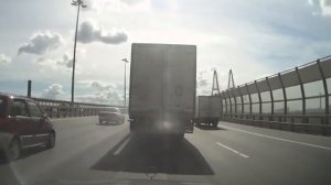 Горит колесо прицепа фуры