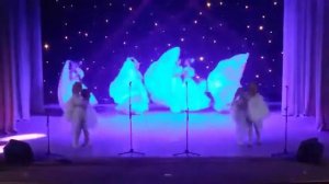 Танец в белых платьях