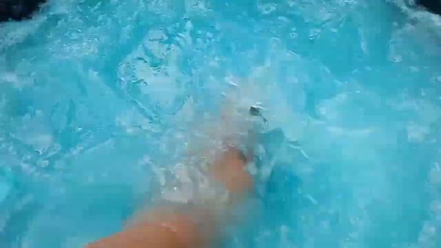 Membersihkan mainan mobil mobilan, mobil sedan, mobil jeep, mobil truk, buldoser, bus tayo