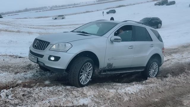 КАК ОН ЭТО ДЕЛАЕТ? BMW X5 показал ПОЛНЫЙ ПРИВОД Range Rover 5.0 и Mercedes ML смотреть онлайн