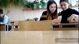 Что делают школьницы на уроке