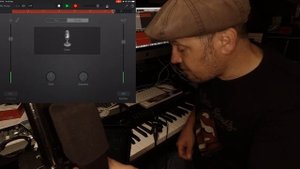 How do I connect a microphone to iPad or iPhone_