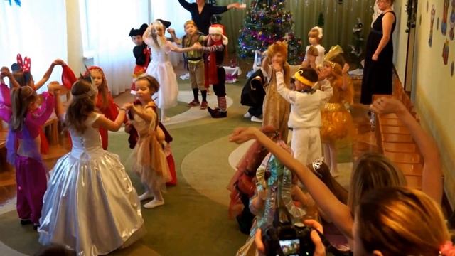 Утренник в садике №274 г. Киева 24.12.2015. Ч.1 "Сніжинки" смотреть онлайн