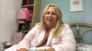 ADELESEXYUK DOING A QUICK ADVERT ABOUT HER TUMBNAIL