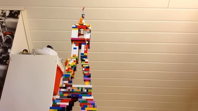 Climbing the Lego Eiffel Tower смотреть онлайн