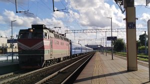 ЧС4Т - 598 с пассажирским поездом проследует станцию Тракторный.