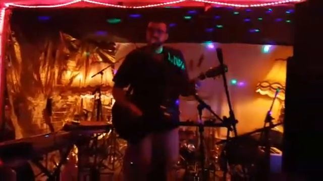 Dan Auerbach - "Shine on Me" (live loop cover) смотреть онлайн