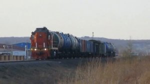 Маневровый тепловоз ТЭМ18ДМ-1285 с грузовым составом