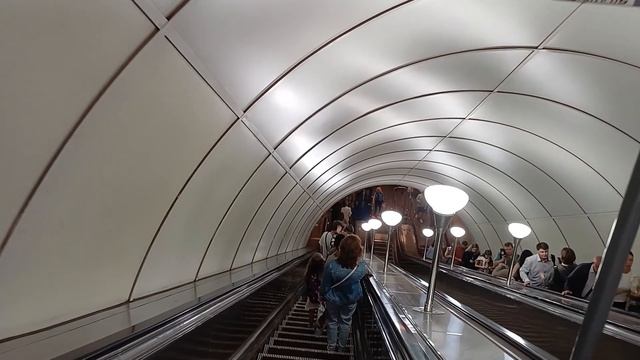 Станция метро Невский проспект переход на Гостиный двор смотреть онлайн