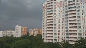 ГРОЗА В МОСКВЕ 18 ИЮЛЯ 2023. ЛЕТНИЙ ЛИВЕНЬ, РАСКАТЫ ГРОМА. ПЕРВАЯ ГРОЗА ЗА МЕСЯЦ!!