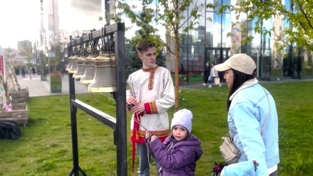 Пасхальный мастер-класс по колокольному звону в парке на Ходынском поле г. Москва смотреть онлайн