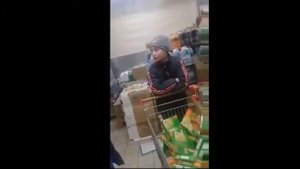 Школьник украл шоколадку.