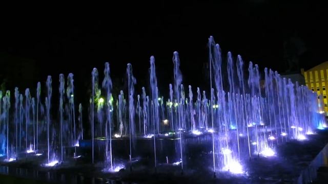 Музыкальный фонтан в г. Уральск (Казахстан) смотреть онлайн