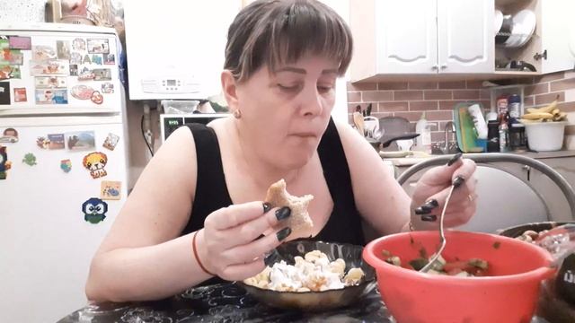 Мукбанг грибы , макароны , салат