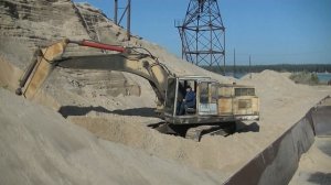 Экскаватор ЭО-5126 на погрузке думпкаров / Excavator EO-5126 for loading dump cars.