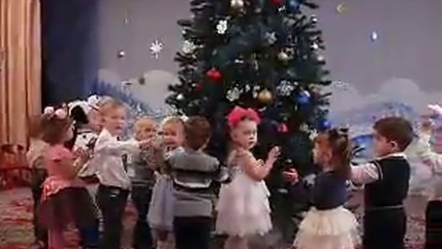 Девочка Даша на празднике в детском саду.