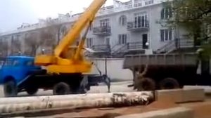 Автокран КС 3577 за работой