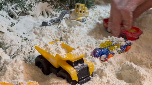 Lego Caravan stuck in the snow, excavators helping. Aaron Digger World. смотреть онлайн
