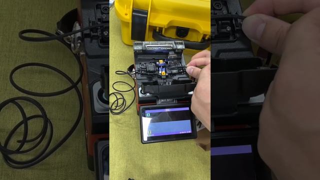 Fiber optic splicing machine operation