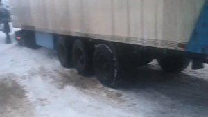 Снегопад. Снега навалило. Фуры буксуют. Катаклизмы погоды.