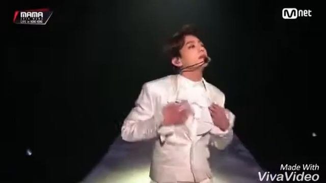Чонгук идет по тротуару. Jeon JungKook