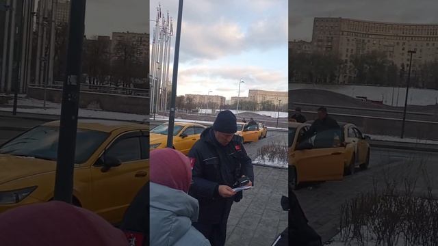 Контролер "Организатор перевозок" Юрий Обруч устроил групповой штраф мигрантов на улице