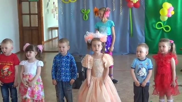 малыши поздравляют выпускников детского сада