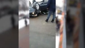 Машина упала с парковки ТЦ в Одинцово