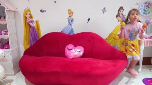 Макс и Катя играют в доме с папой