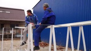 Демонстрация прочности стеклокомпозитного профиля для окон и раздвижных дверей..