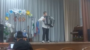 ,,По небу плывёт луна,,