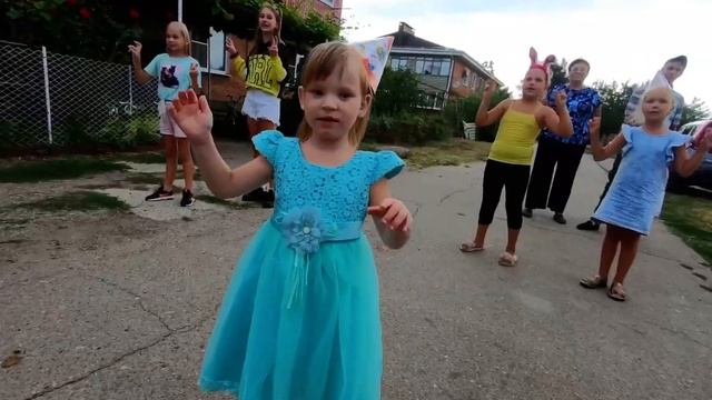 Тлюстенхабль. Юле 5 лет Ангел Бэби. Танцуем всем двором! Ходулист ангел смотреть онлайн