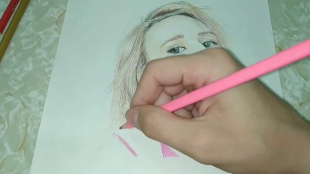 рисую портрет Клавы-Коки карандашами  ржавик