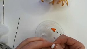 Как слепить глаза и клюв для цыпленка из полимерной глины. Цыпадрипа часть 2