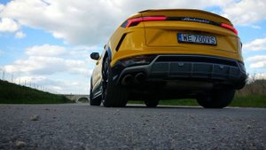 Lamborghini Urus (Akrapovic exhaust) sound and acceleration