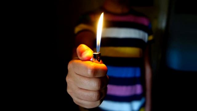 Эта мама сразу позвонила в полицию, увидев что делает её дочь на заднем сиденье! смотреть онлайн