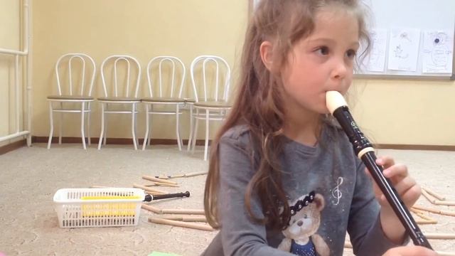 Блокфлейты. Лепёшки. Этап II - пальчиковая игра, этап III - дудим. смотреть онлайн