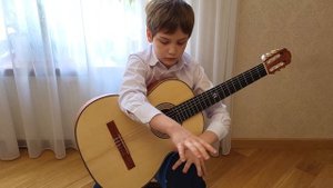 С.Л. Вайс «Фантазия»,  Ю. Смирнов "Романс" . Исполняет Андрей Царегородцев, 10 лет