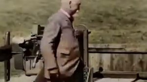 Хайрем Максим в цветном фильме с демонстрацией стрельбы из пулемета и скорострельного орудия.